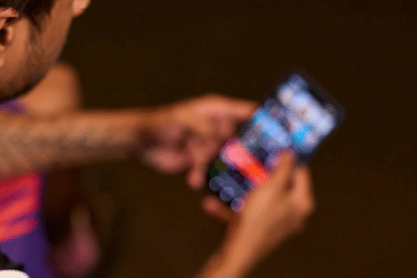 Nahaufnahme einer Person, die auf dem Smartphone eine Dating-App zum Poppen nutzt