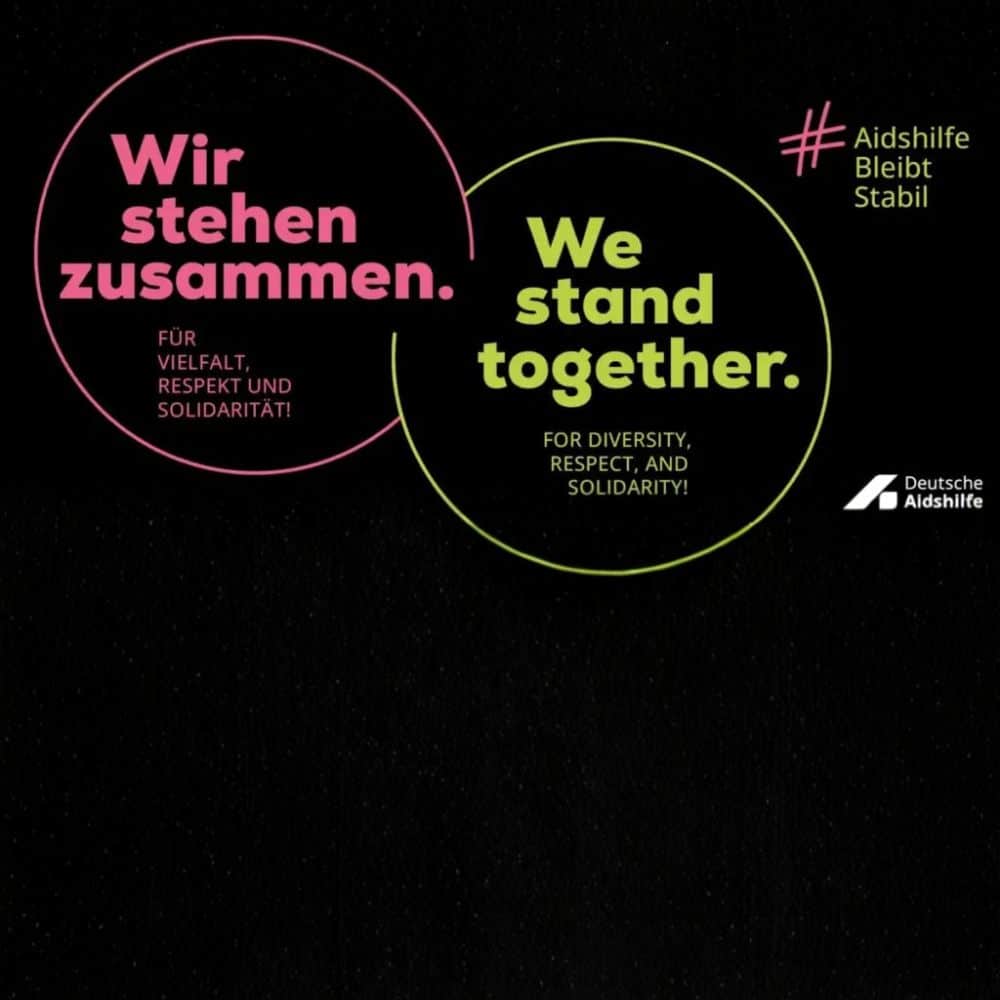 Motiv der Deutschen Aidshilfe zur Kampagne #AidshilfeBleibtStabil mit der Botschaft „Wir stehen zusammen“.