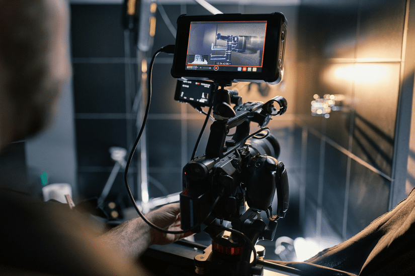 Videokamera als Symbol für Film, Video und audiovisuelle Inhalte.