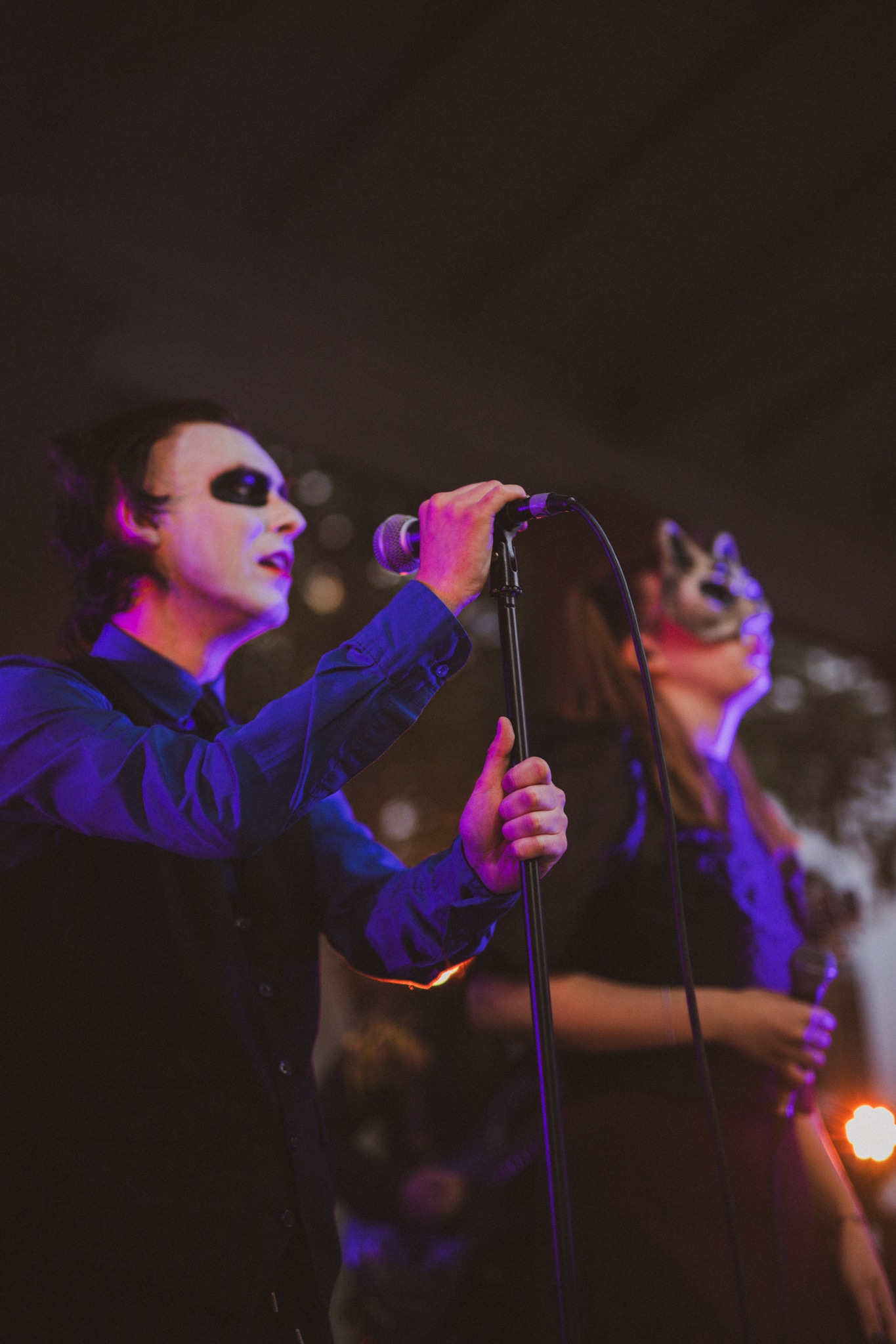 Künstler*innen performen mit Mikrofonen beim Rap-Benefizkonzert für das Queere Zentrum Erfurt.