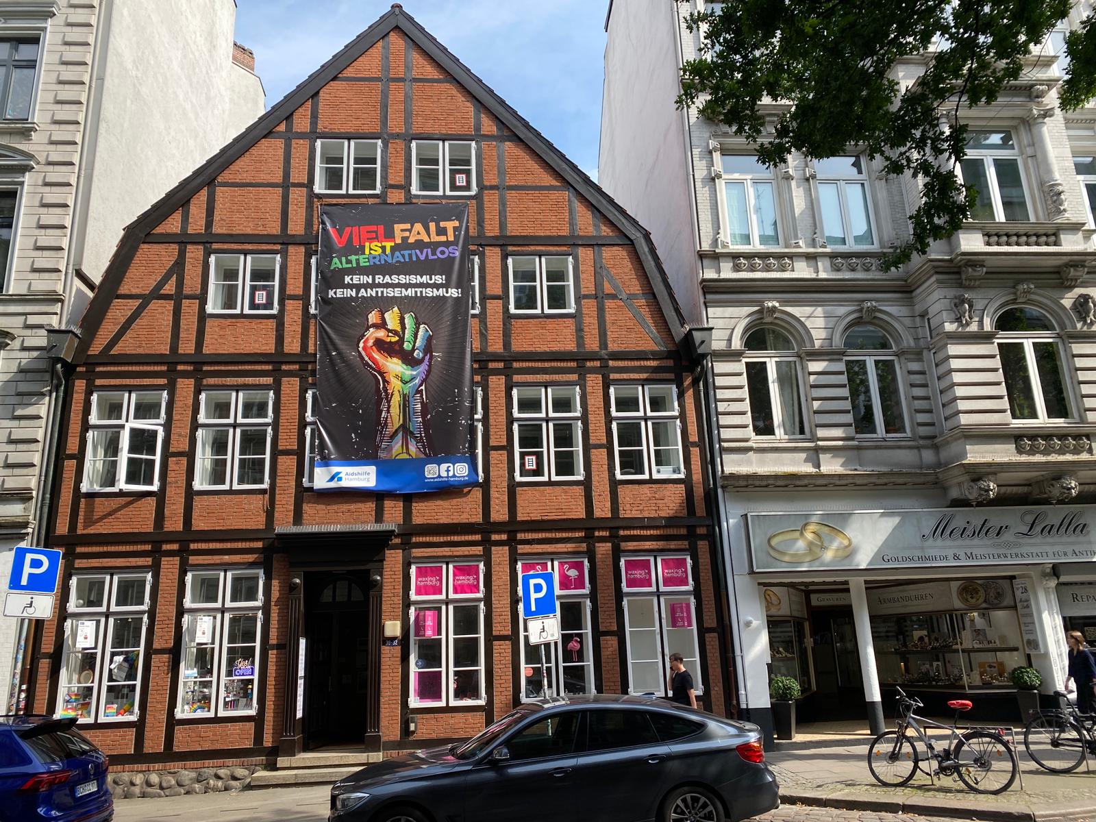 Gebäude der Aidshilfe Hamburg mit Banner „Vielfalt ist alternativlos“