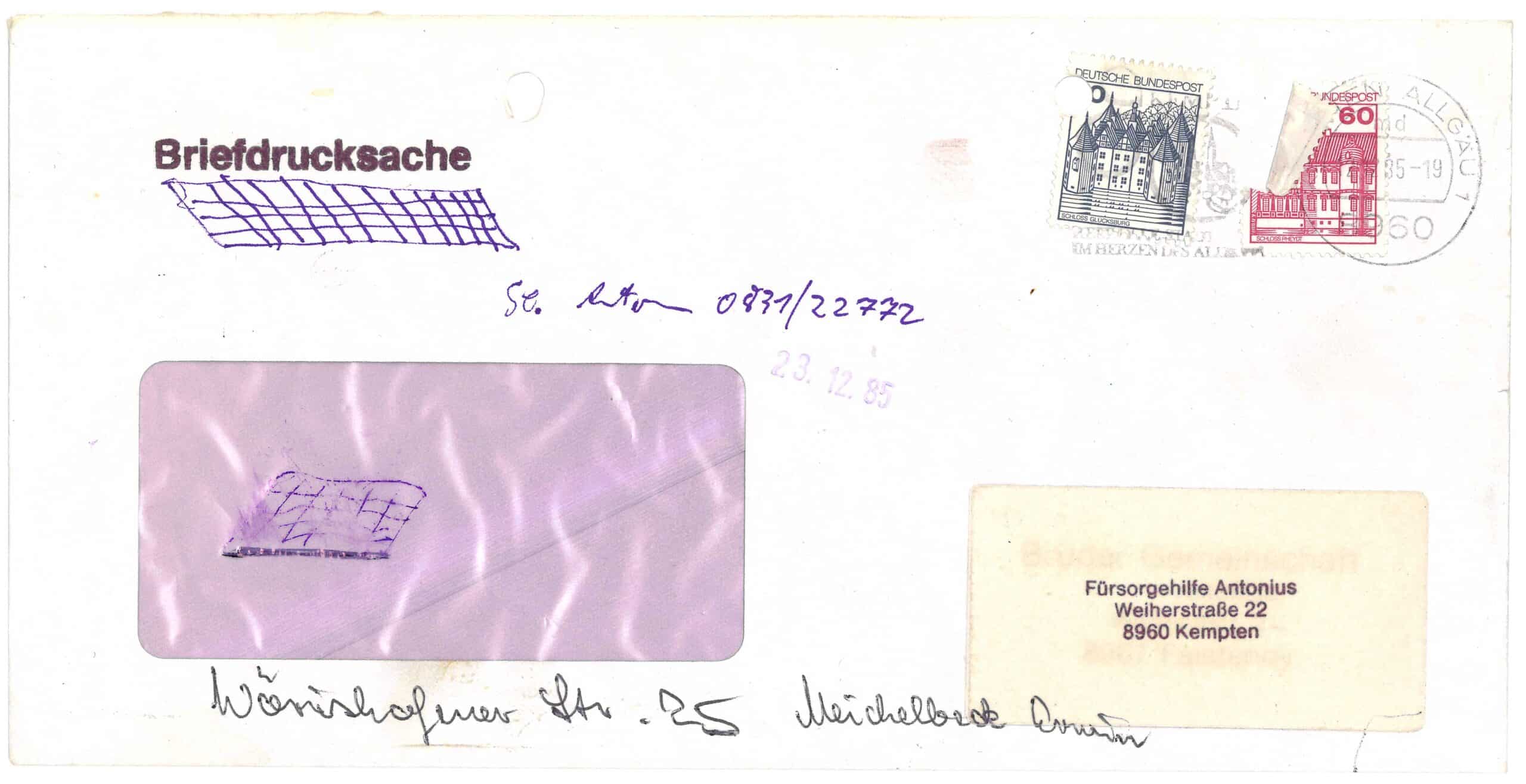 Briefdrucksache an die Fürsorgehilfe Antonius in Kempten mit Briefmarken, Poststempel und handschriftlichen Notizen.