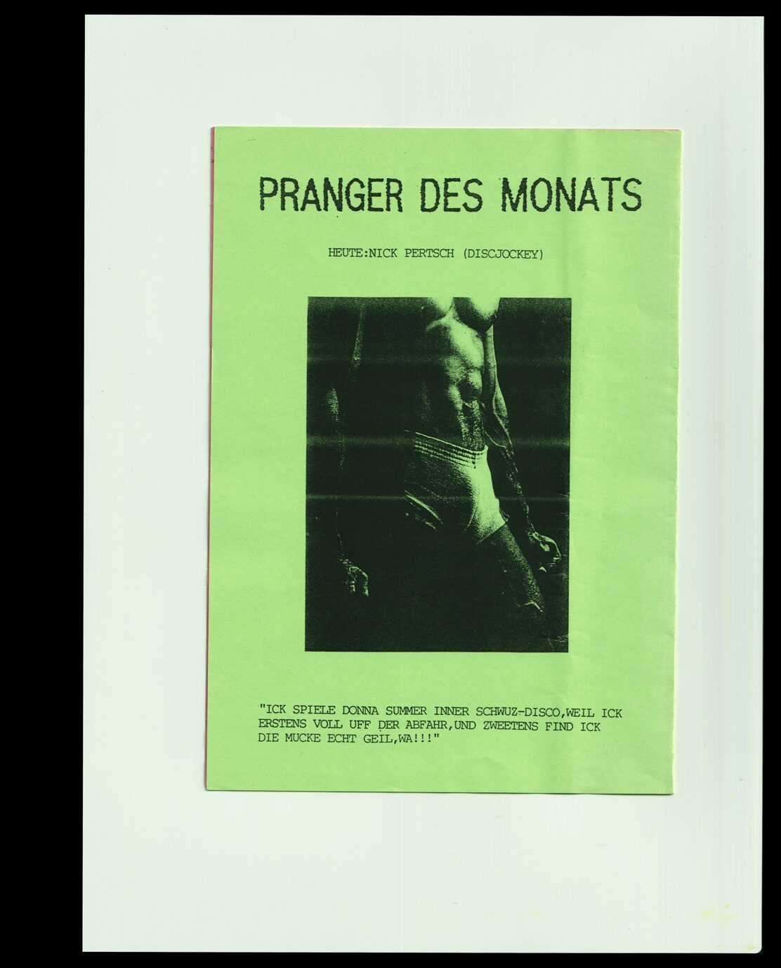 Grünes SchwuZ-Dokument „Pranger des Monats“ mit Foto und Text zu Nick Pertsch als Discjockey.