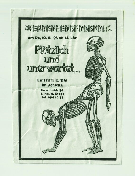 Schwarz-weißer Flyer zur Safer-Sex-Party „Plötzlich und unerwartet...“ im SchwuZ mit Skelett-Illustration.