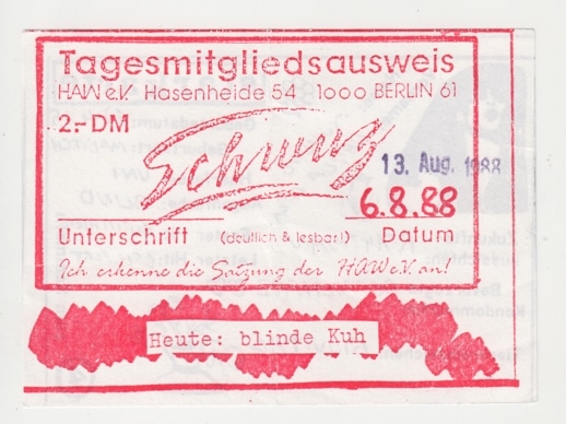 Roter Tagesmitgliedsausweis der HAW e. V. für das SchwuZ Berlin mit Datum 6.8.88 und dem Hinweis „Heute: blinde Kuh“.