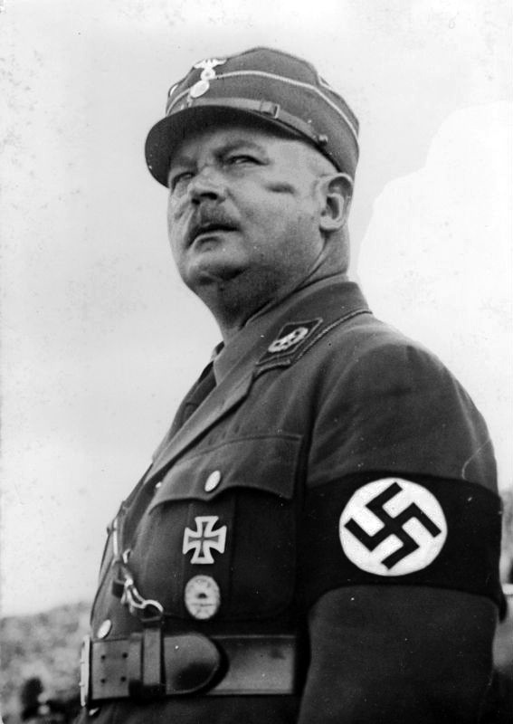 Bild von Ernst Röhm in SA-Uniform mit Hakenkreuzbinde um den Arm.