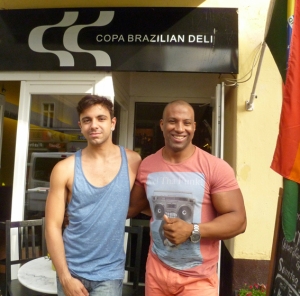 Interviewpartner Giovanni und Renato, der Cousin von Caf&amp;amp;amp;amp;amp;amp;eacute;-Betreiberin Rosimar, vor dem Copa Brazilian Deli. 
