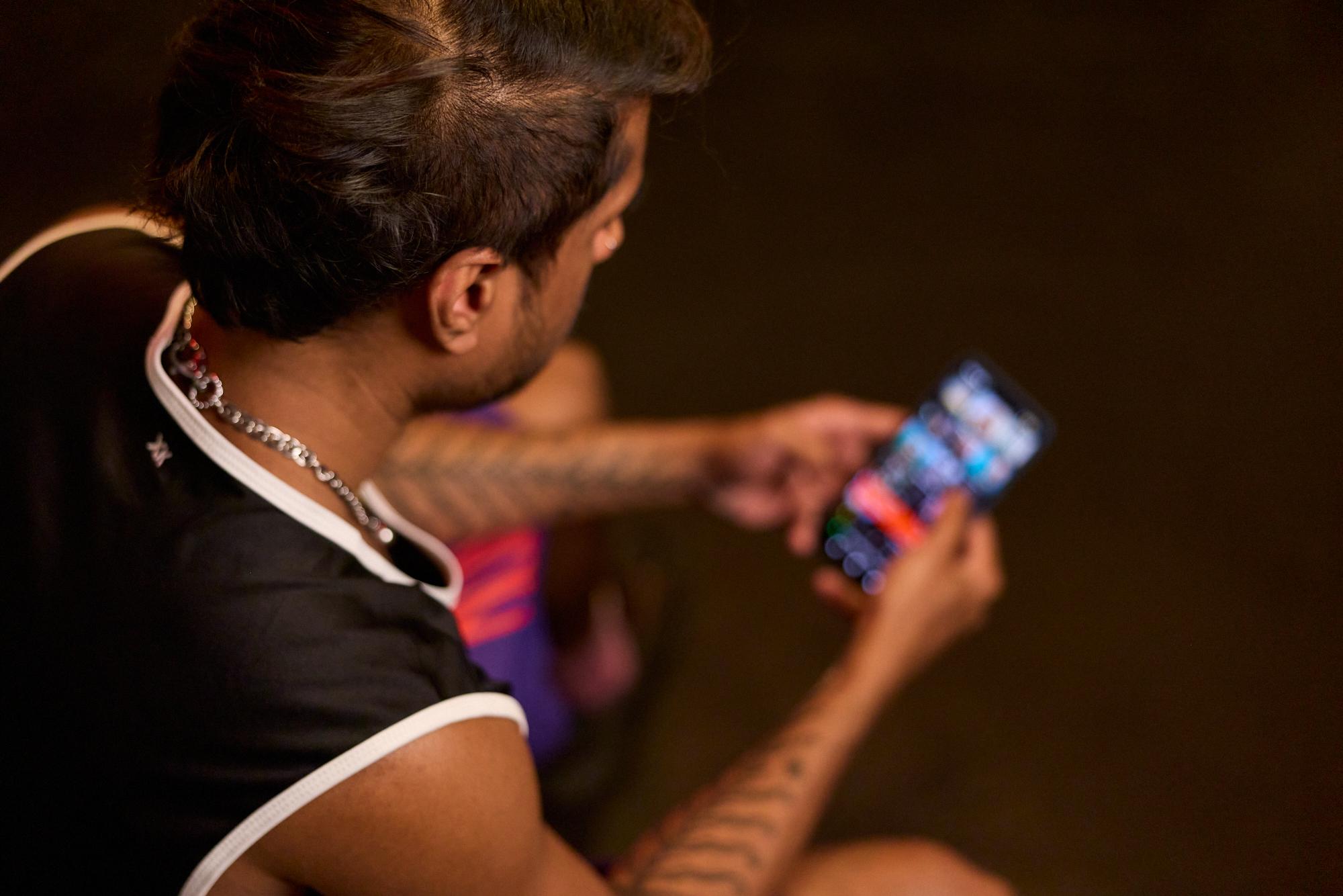 Person nutzt eine Dating-App auf dem Smartphone – Symbolbild für Grindr, Profile und anonyme Chats.